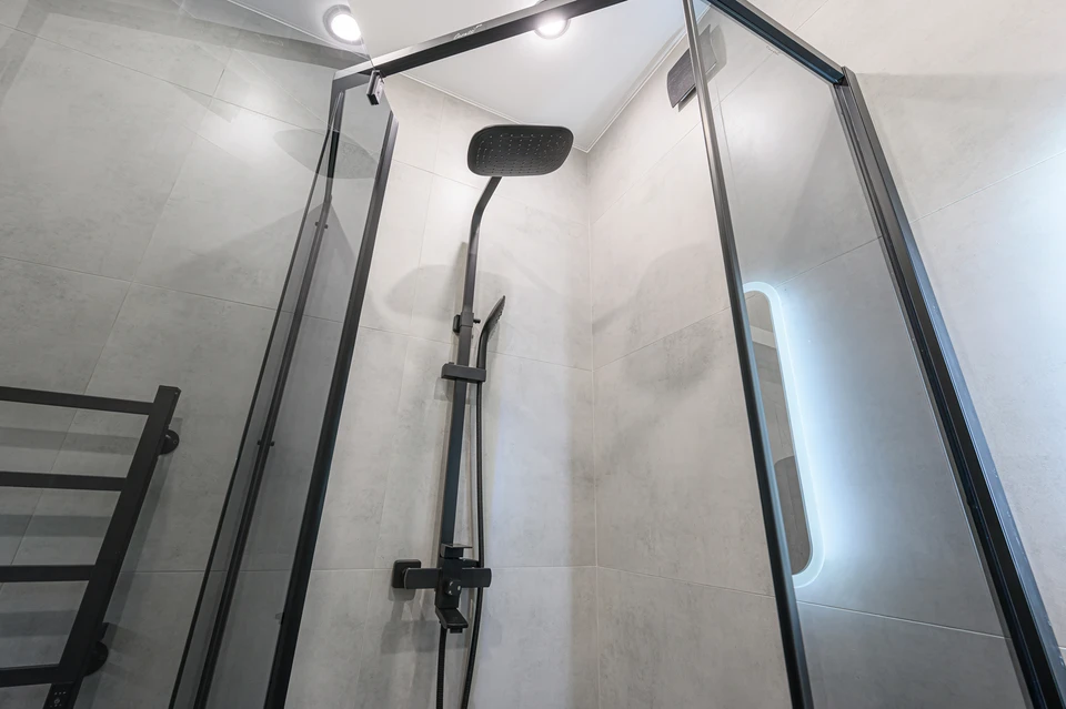 Toilettes modernes avec cuvette suspendue blanche dans salle de bain luxueuse