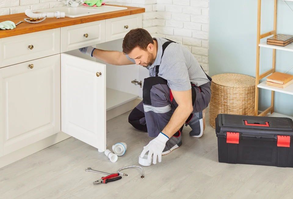 Un ingénieur civil inspecte la construction d'un grand tuyau d'épuration des eaux usées non achevé