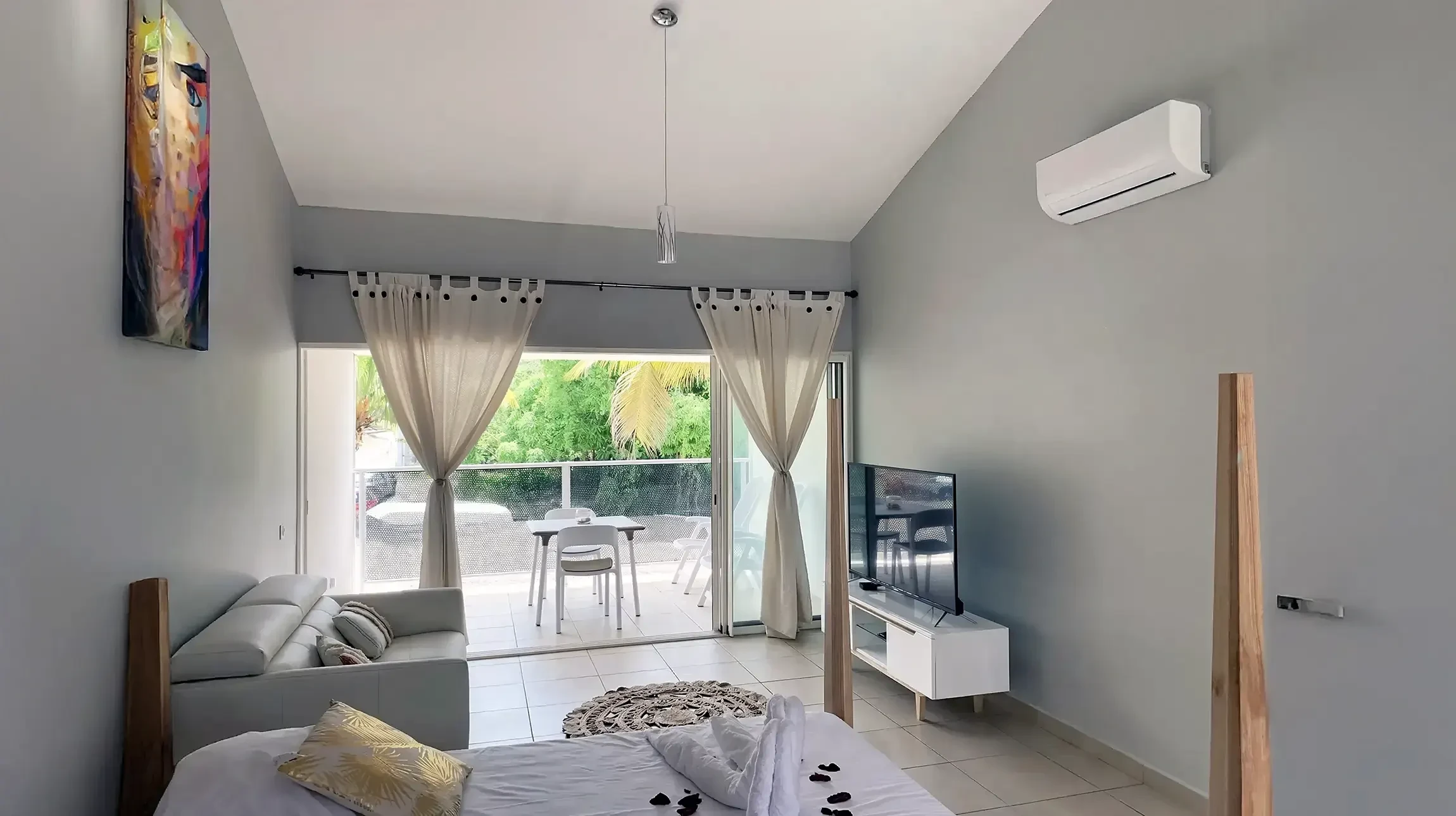 Salle de bain moderne avec douche &agrave; l'italienne, WC suspendu et lavabo mural