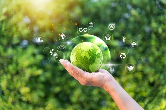 Travailleur installant des panneaux solaires &agrave; l'ext&eacute;rieur