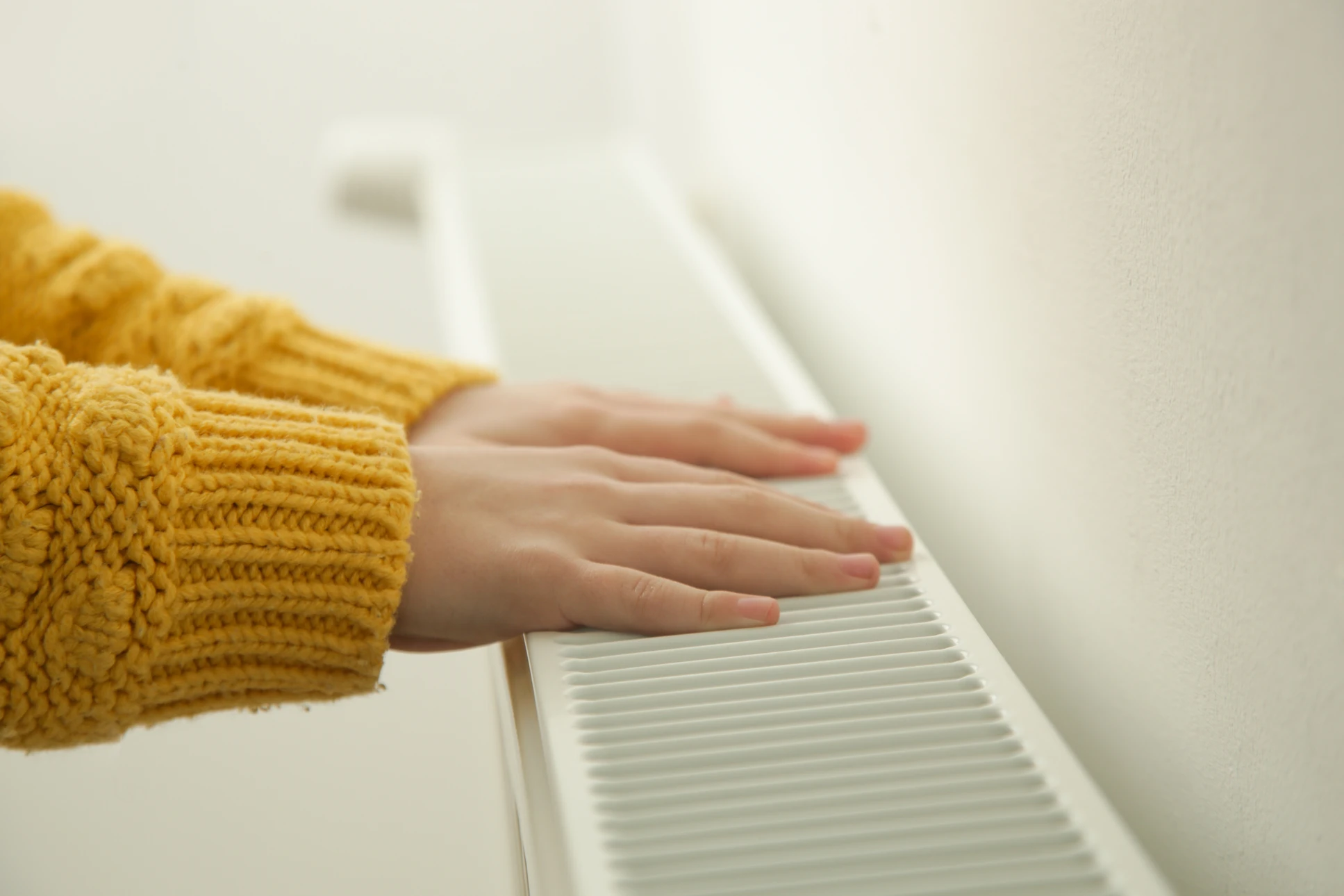Sc&egrave;ne d'atelier de plomberie avec outils professionnels dispos&eacute;s sur surface grise anthracite